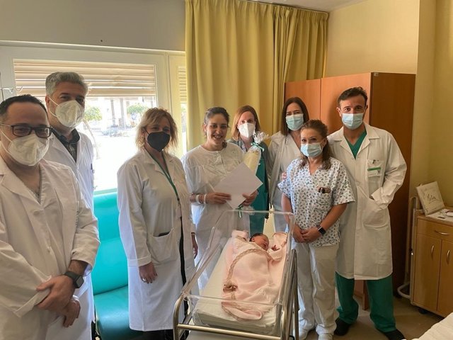 Entrega del obsequio a una madre que ha dado a luz el Día de Andalucía en el Hospital de Andújar