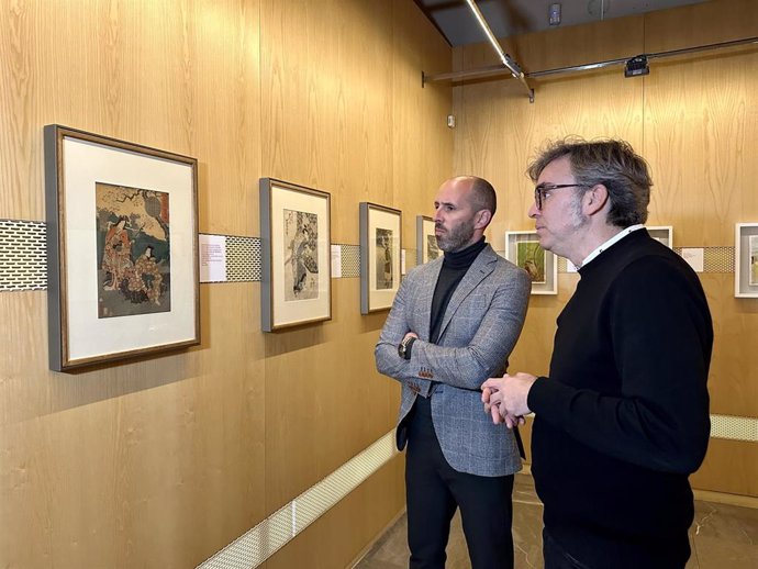 Eduardo Lucena (izda.) visita la muestra 'Hana. Flores del Japón' en el Bellas Artes.