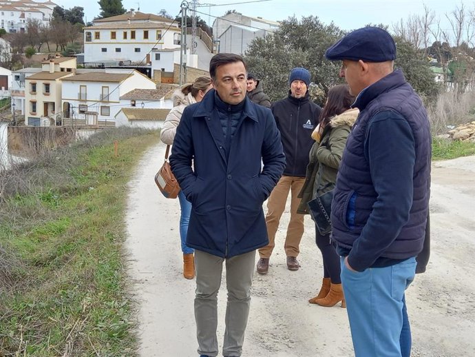 El delegado de Agricultura, Pesca, Agua y Desarrollo Rural de la Junta en Cádiz, David Gil, en una visita a un camino rural de Setenil