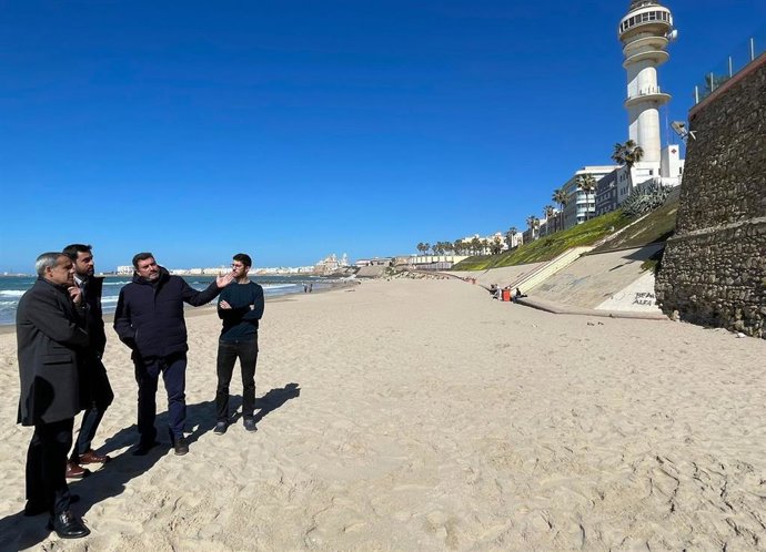 José Pacheco en la playa de Santa María del Mar por la actuación sobre las murallas.