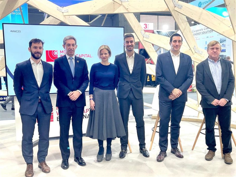 El ceo de MWCapital Francesc Fajula; la vicepresidenta de Nuevas Tecnologías de Puig Camila Tomas; el perfumista Senior de Puig Gregorio Sola, y el ceo de AirParfum Guillem Oña presentan el 'mapa de olores de Barcelona' en el MWC.
