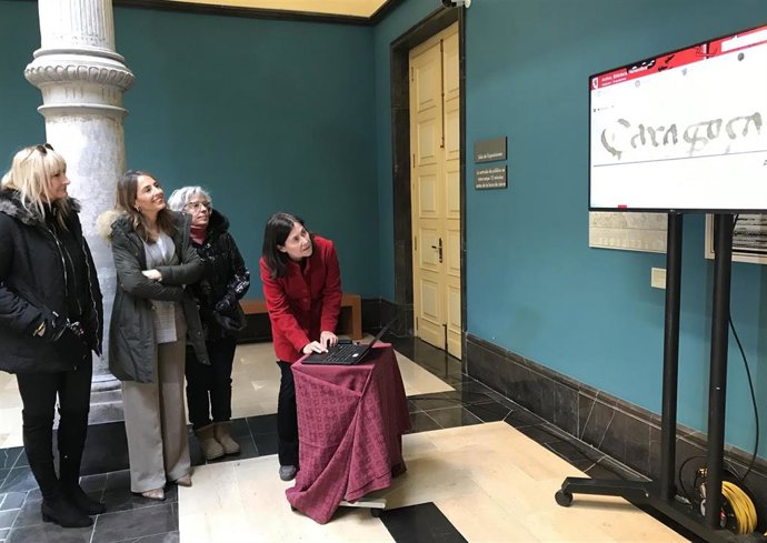 La consejera municipal de Presidencia del Ayuntamiento de Zaragoza, Maria Navarro, y la archivera Elena Rivas, explican la digitalizacion de documentos del Archivo, la Biblioteca y la Hemeroteca Munnicpales.