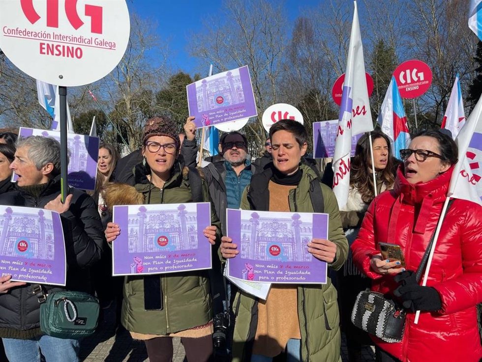 Concentración de  CIG-Ensino este miércoles frente a la Consellería de Educación.