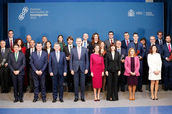 Los Reyes Felipe VI y Letizia, la ministra de Ciencia e Innovación, Diana Morant, el 'president' de la Generalitat, Ximo Puig, el alcalde de Alicante, Luis Barcala, con los galardonados de los Premios Nacionales de Investigación 2022 en Alicante.