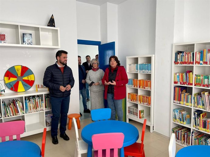 El secretario general del PP de Sevilla, José Ricardo García, con la alcaldesa de Huévar del Aljarafe, María Eugenia Moreno.