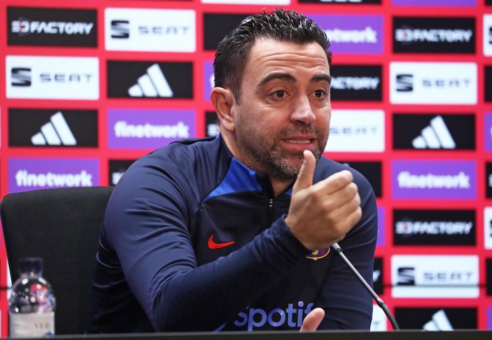 Archivo - El entrenador del FC Barcelona, Xavi Hernández, en rueda de prensa