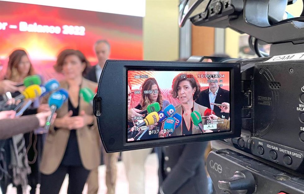 La directora general de Atlantic Copper, Macarena Gutiérrez,  en atención a los medios de comunicación.