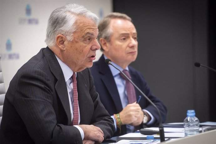 El presidente del Grupo Mutua Madrileña, Ignacio Garralda (i), y el subdirector general de Comunicación del Grupo Mutua Madrileña, Lorenzo Cooklin (d), presentan los resultados correspondientes al ejercicio 2022, en Business Center Mutua Madrileña, a 1 