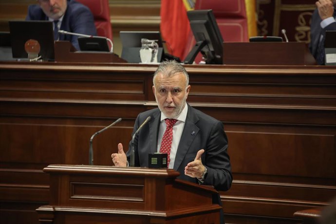 El presidente de Canarias, Ángel Víctor Torres, durante la primera jornada del 'Debate sobre el Estado de la Nacionalidad Canaria de 2023', en el Parlamento de Canarias, a 28 de febrero de 2023, en Santa Cruz de Tenerife, Tenerife, Canarias (España). Du