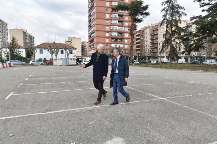El alcalde de Logroño, Pablo Hermoso de Mendoza, junto al consejero de Hacienda, Celso González, en el aparcamiento