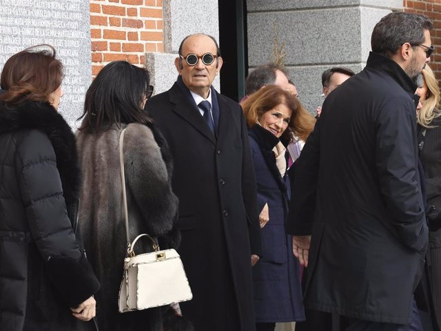 Félix Revuelta, arropado por numerosos amigos en el último adiós a su mujer, Luisa Rodríguez