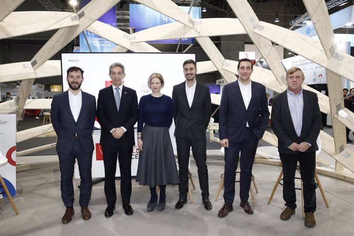 Albert Mundet, Dtor De Bara Innovation HUB, Francesc Fajula, CEO De MWC Barcelona, Camila Tomas, Vicepresidenta De Nuevas Tecnologías De Puig, Guillem Oña, CEO De Airparfum, Gregorio Sola, Perfumista Senior De Puig Y Ricard Barrera, Dtor Park Güell