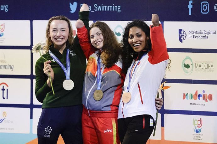 Archivo - La nadadora española Anastasiya Dmytriv (centro) con su medalla de oro en los Campeonatos del Mundo de 2022