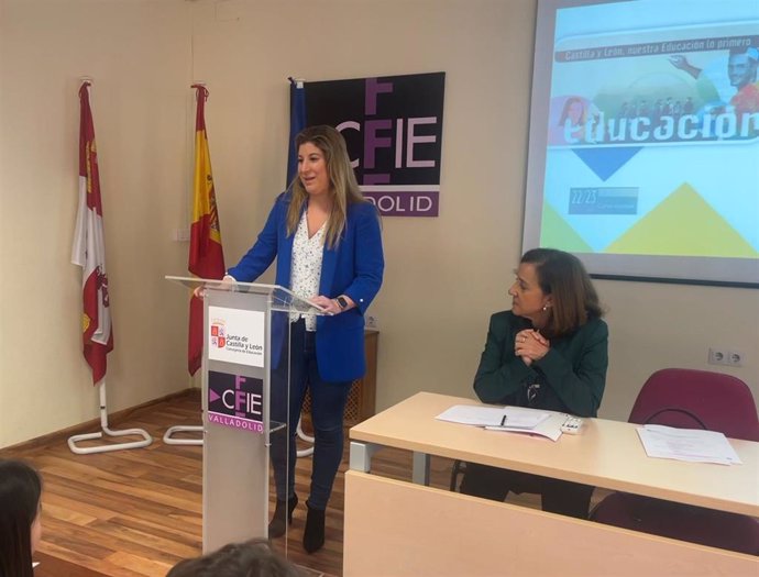 La delegada de la Junta en Valladolid, Raquel Alonso, inaugura la fase provincial de la Liga Debate entre escolares .