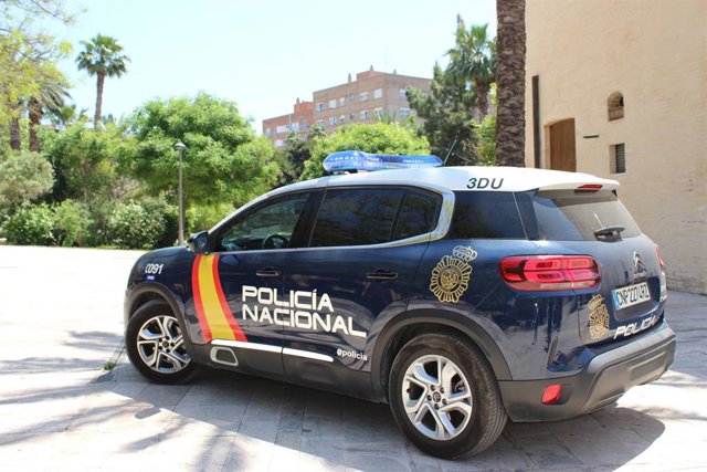 Archivo - Valencia.- Sucesos.- Detenida por cruzar ebria semáforos en rojo mientras empujaba un carrito con sus dos hijos menores