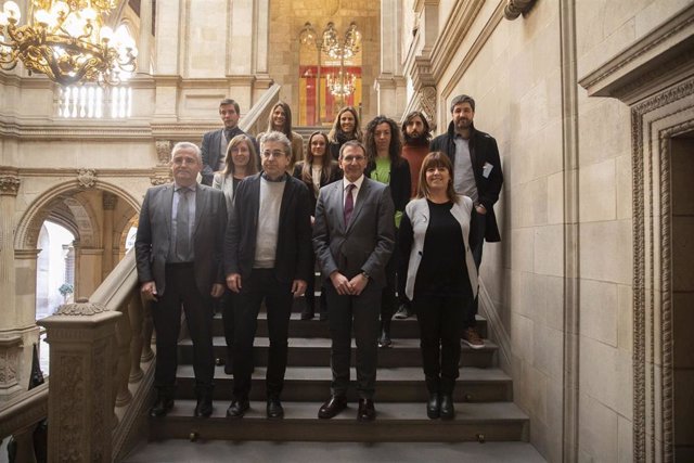 En el centro, el teniente de alcalde de Cultura, Educación, Ciencia y Comunidad de Barcelona, Jordi Martí, y el director del Área de Relaciones con instituciones de Investigación y Salud de la Fundación La Caixa, Ignasi López, con los investigadores.
