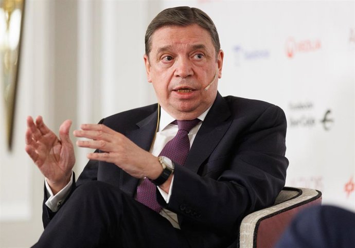 El ministro de Agricultura, Pesca, Alimentación y Medio Ambiente, Luis Planas, interviene durante un desayuno informativo de Europa Press, en el Rosewood Villa Magna, a 1 de marzo de 2023, en Madrid (España).