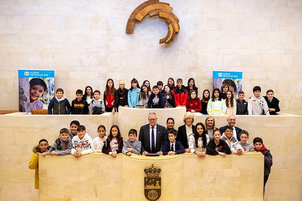 Las autoridades y los escolares participantes en la iniciativa.