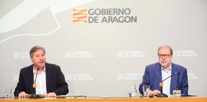 El consejero de Vertebración del Territorio, Movilidad y Vivienda del Gobierno de Aragón, José Luis Soro, y el director general de Carreteras, Bizén Fuster, presentan la licitación del Plan Extraordinario de Inversiones en Carreteras de Aragón 2020-2025.