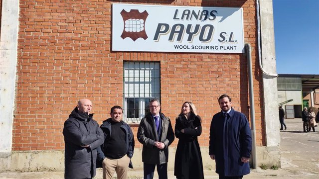 Gerardo Dueñas visita la empresa Lanas Payo en la localidad palentina de Paredes.