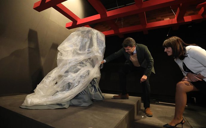 El presidente de la Diputación de Alicante, Carlos Mazón, y la vicepresidenta y diputada de Cultura, Julia Parra, en la preparación del MARQ para acoger la exposición internacional 'El legado de las dinastías Qin y Han, China'.