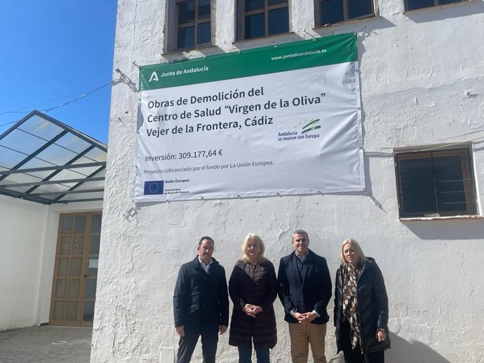 Mercedes Colombo con Eva Pajares y el alcalde de Vejer en el lugar donde se construirá el nuevo centro de salud.