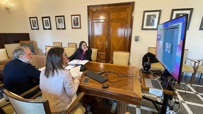 Responsables municipales en la reunión sobre el tranvía.