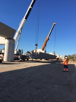 Adif realiza la colocación de las vigas del tablero del viaducto de Tercia