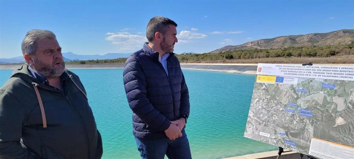 El consejero Antonio Luengo, durante su visita a las obras de aprovechamiento de aguas regeneradas que subvenciona el Gobierno regional en la Comunidad de Regantes de Calasparra-Cieza