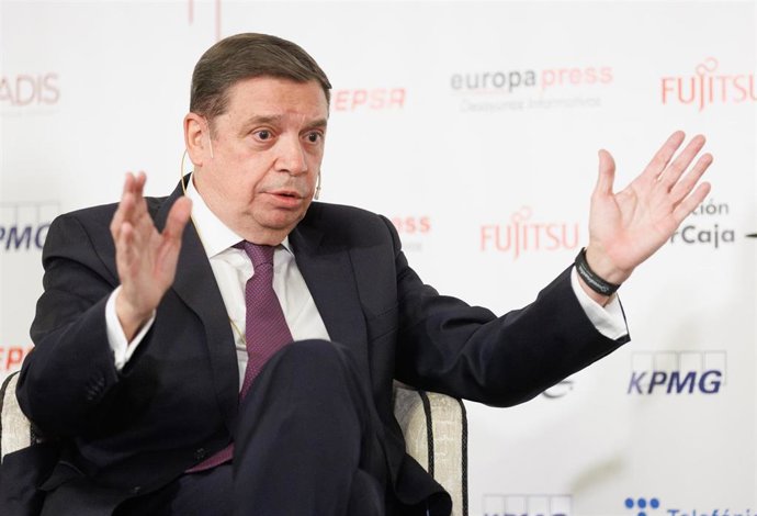 El ministro de Agricultura, Pesca, Alimentación y Medio Ambiente, Luis Planas, interviene durante un desayuno informativo de Europa Press, en el Rosewood Villa Magna, a 1 de marzo de 2023, en Madrid (España).