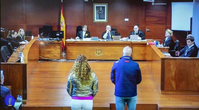 Los acusados por el robo de las botellas de Atrio, Constantin Dumitru y Priscila Lara Guevara, en la última sesión del juicio que ha quedado visto para sentencia en la Audiencia Provincial de Cáceres