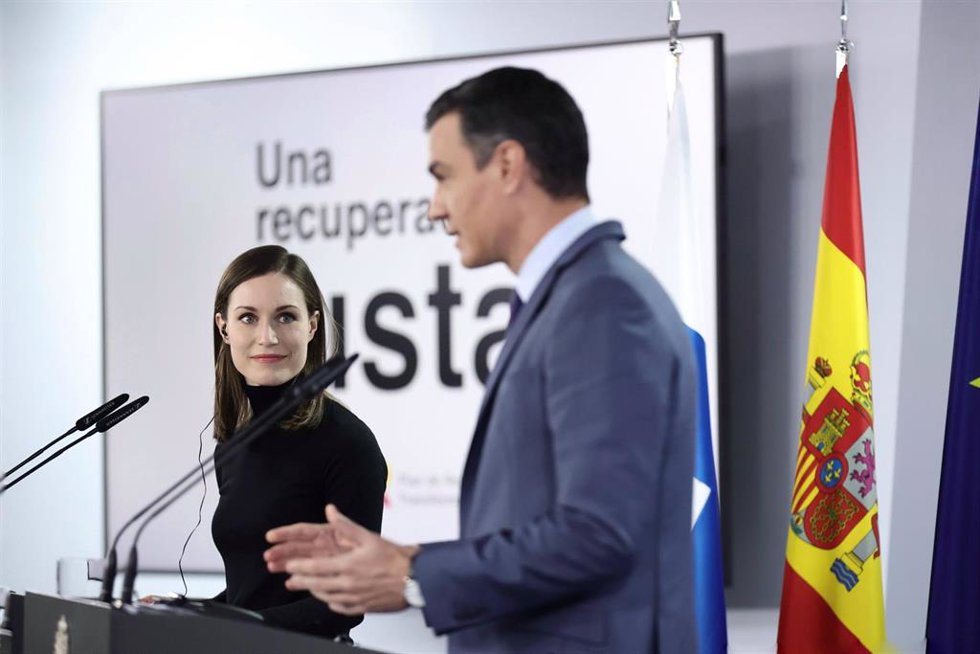 Archivo - El presidente del Gobierno, Pedro Sánchez, y la primera ministra de la República de Finlandia, Sanna Marin, comparecen tras una reunión, en la Moncloa, a 26 de enero de 2022