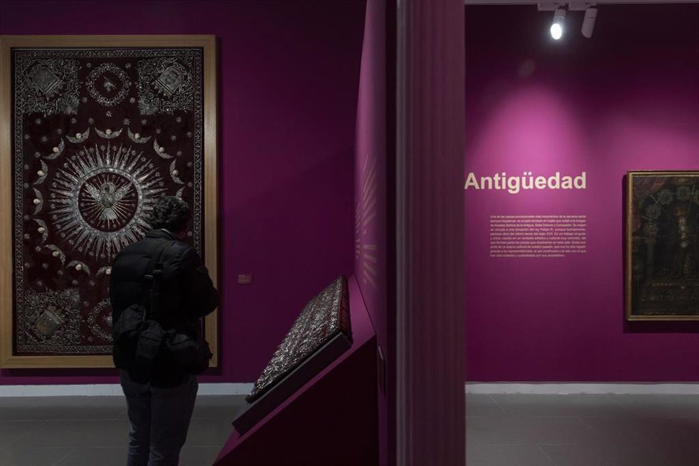 Exposición con el palio restaurado de la Virgen del Valle, una de las novedades principales de la Semana Santa de Sevilla de 2023.