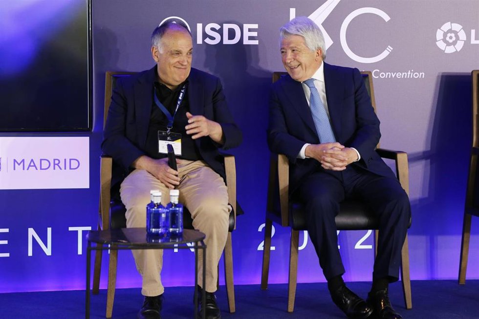Los presidentes de LaLiga, Javier Tebas, y del Atlético de Madrid, Enrique Cerezo, en el ISC de 2022.
