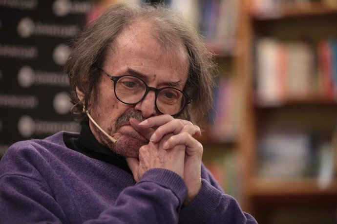 El poeta i escriptor valenci Josep Piera, després de ser anunciat com a guanyador del 55 Premi d'Honor dels Lletres Catalans a Barcelona