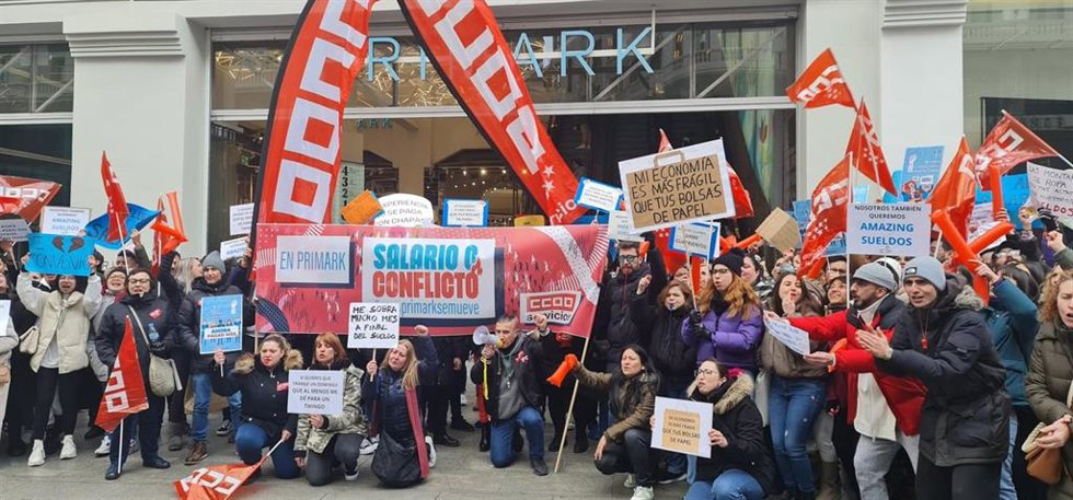 Concentración de trabajadores frente a una tienda de Primark en Gran Vía (Madrid)