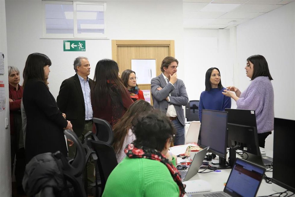 La delegada del Gobierno, Mercedes González, visita el proyecto de inclusión sociolaboral de 'Save the Children' en Fuenlabrada, que ha atendido a 209 familias vulnerables.