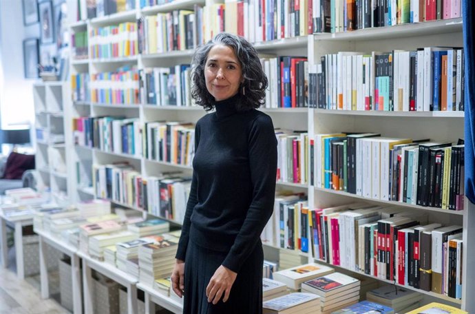 La escritora Edurne Portela durante una entrevista por su nueva novela Maddi y las fronteras, en la Librería Amapolas en octubre