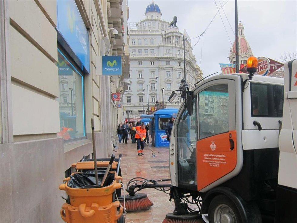Imagen de archivo de labores de limpieza de la plaza del Ayuntamiento de Valncia tras una 'masclet' de Fallas.