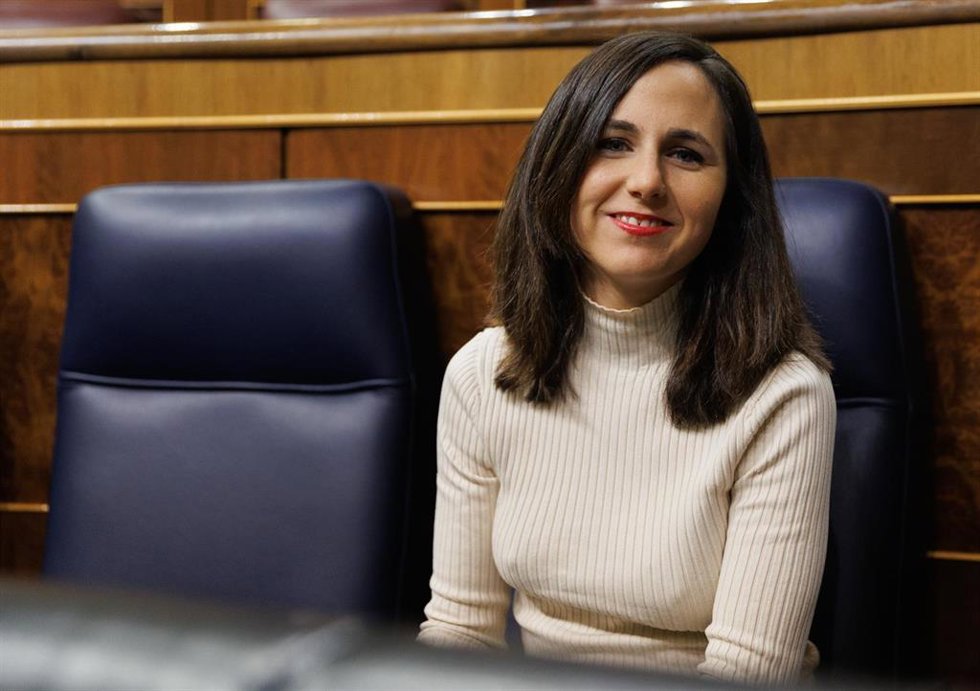 La ministra de Derechos Sociales y Agenda 2023, Ione Belarra, durante una sesión plenaria, a 9 de febrero de 2023, en Madrid (España).