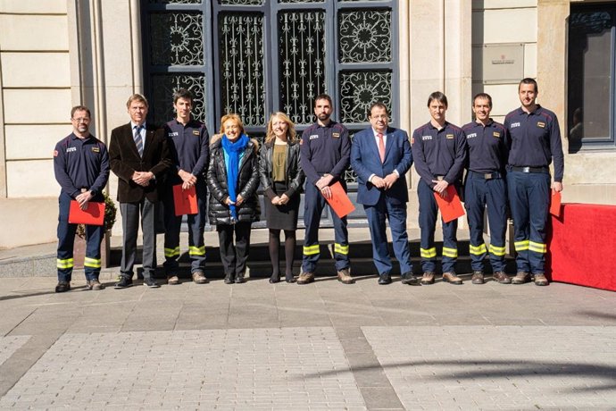 Imatge dels nous inspectors del cos de Bombers de la Generalitat al costat del conseller d'Interior, Joan Ignasi Elena
