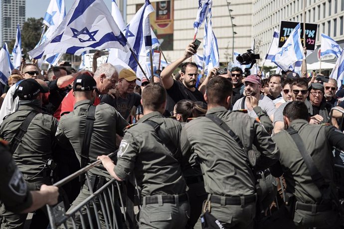 Manifestantes en una protesta en Tel Aviv contra la reforma del aparato judicial propuesta por el Gobierno de Israel