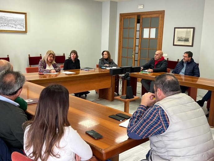 La alcaldesa de Jerez, Mamen Sánchez, se reune con representantes de trabajadores de las grandes superficies