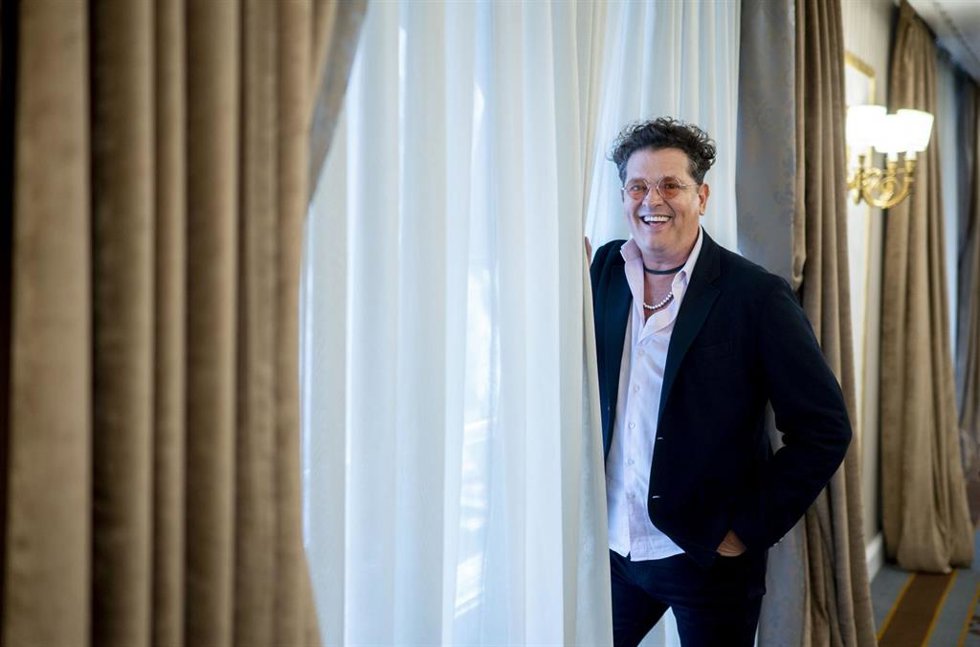 El cantante Carlos Vives posa durante una entrevista con motivo del lanzamiento de su nuevo disco, en el Hotel Wellington, a 1 de marzo de 2023, en Madrid (España).