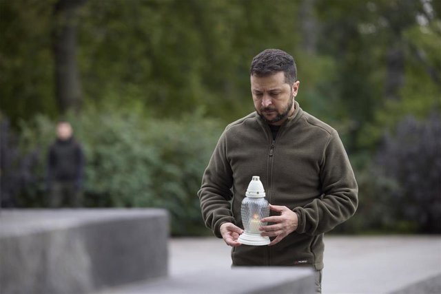 Archivo - El presidente de Ucrania, Volodimir Zelenski, en el memorial Babi Yar de la capital, Kiev