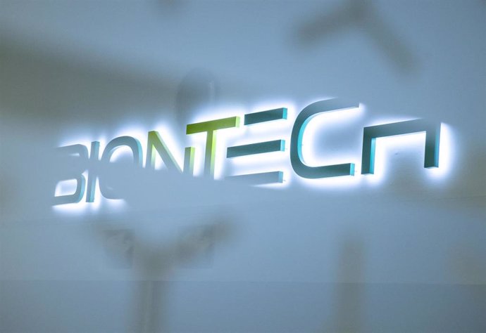Archivo - El logo de la compañía BioNTech en su planta de producción en Marburgo (Alemania).
