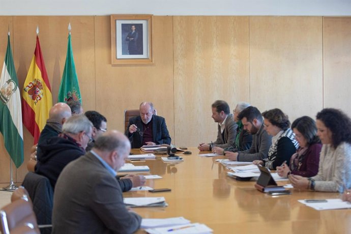 El presidente de la Diputación de Sevilla, Fernando Rodríguez Villalobos, ha presidido la junta de gobierno que ha aprobado las bases de la nueva convocatoria de ayudas para el fomento del desarrollo socioeconómico.