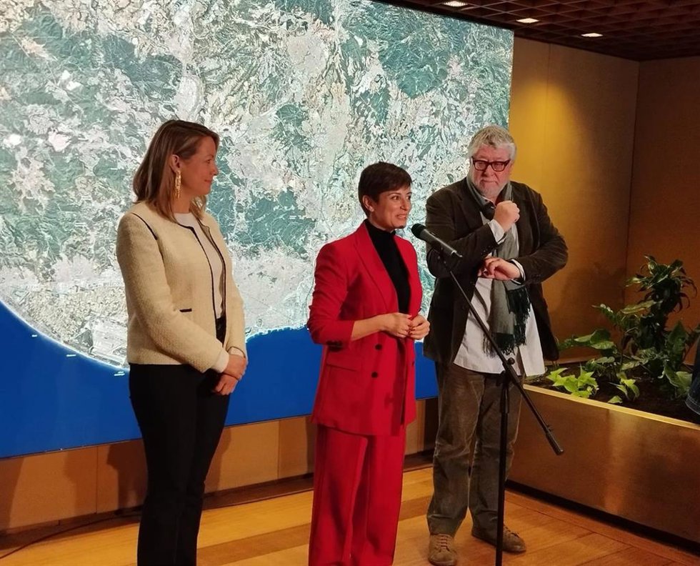 La portavoz del Gobierno y ministra de Política Territorial, Isabel Rodríguez, junto la delegada del Gobierno en Catalunya, Maria Eugnia Gay, y el vicepresidente ejecutivo del AMB, Antonio Balmón.