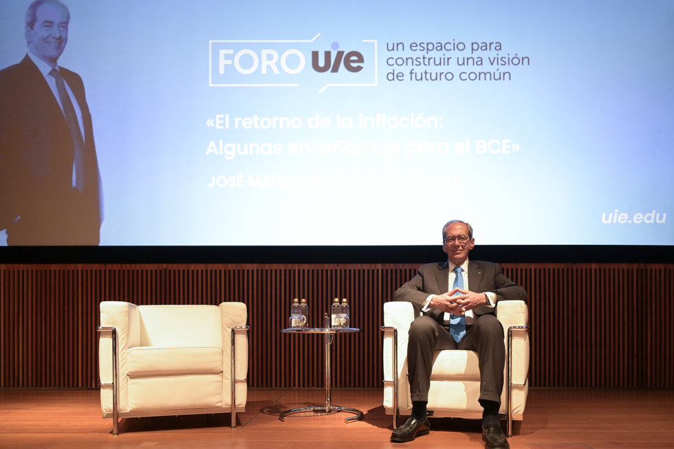 El exconsejero del BCE Manuel González-Páramo posa durante una entrevista para Europa Press, en la sede de Afundación de Abanca,con motivo de una conferencia de la UIE.