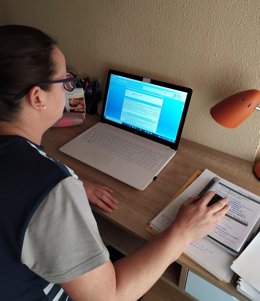Archivo - Una profesora de Primaria en Córdoba teletrabaja en su domicilio con su portátil.
